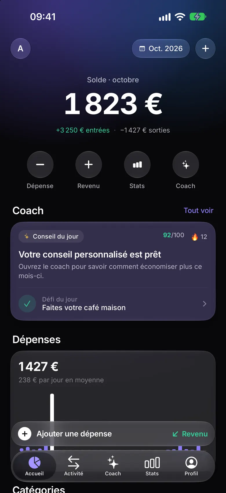 Écran d'accueil de RevenuePilot : solde du mois, entrées et sorties, conseil du coach IA